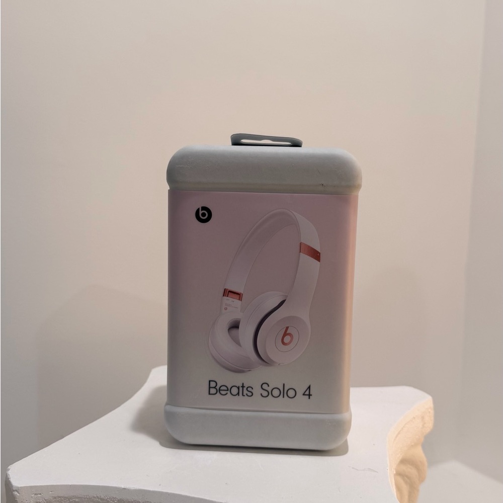 BRAND NEW Beats Solo 4 Wireless Headphones / unopened package